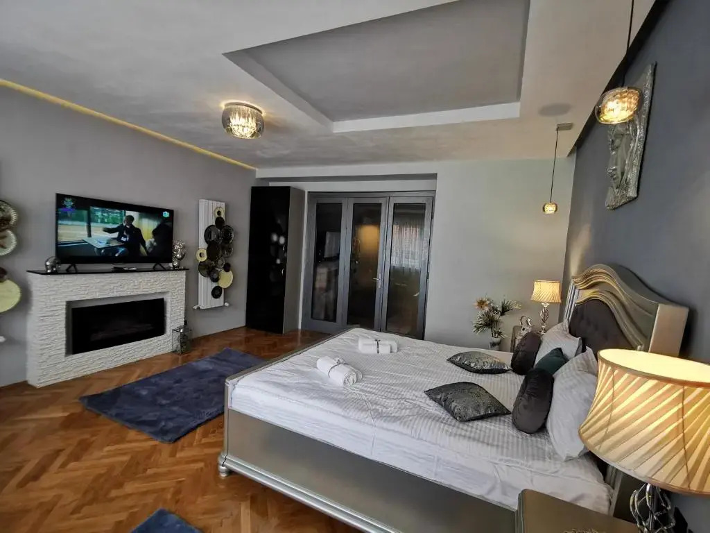 Crystal Central Apartment