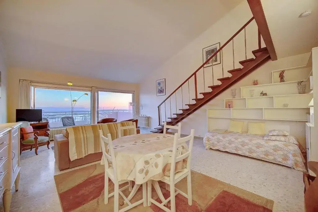 SUPERBE DUPLEX IDEALEMENT SITUE PROCHE PLAGES AVEC GRANDE TERRASSE VUE PORT !l A1B59