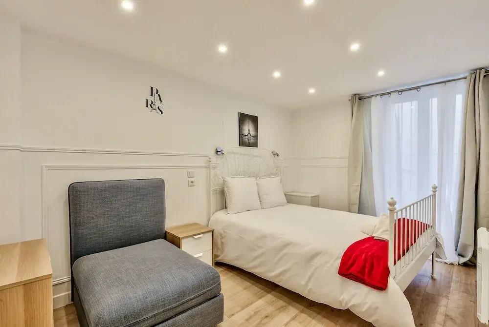 13 - Luxury Flat Eiffel Design 2