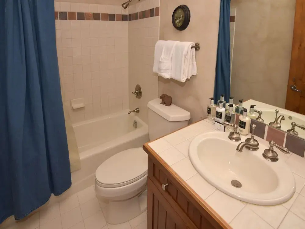 Spacious 4br 4.5ba  Ski In/out-stay +7 Nights 4 Bedroom Condo by RedAwning