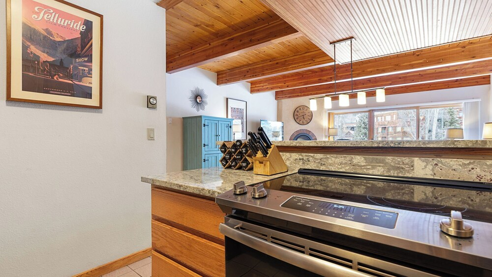 Riverside Condos D01 by Avantstay Condo Close To Downtown, Town Park & Ski Lift #8