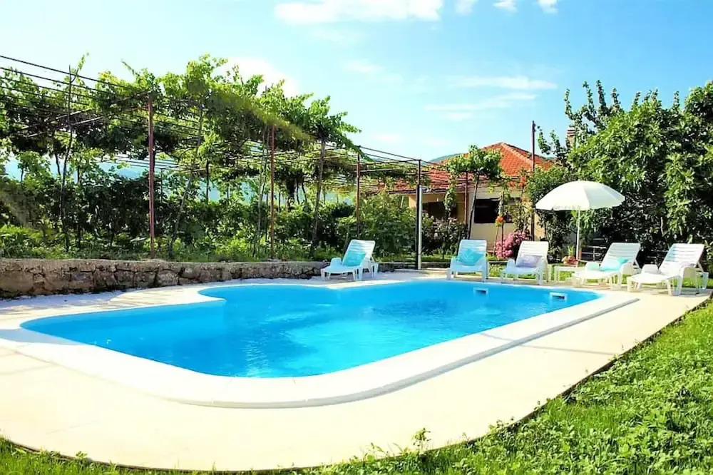 Sunflower House With a Pool and Large Garden
