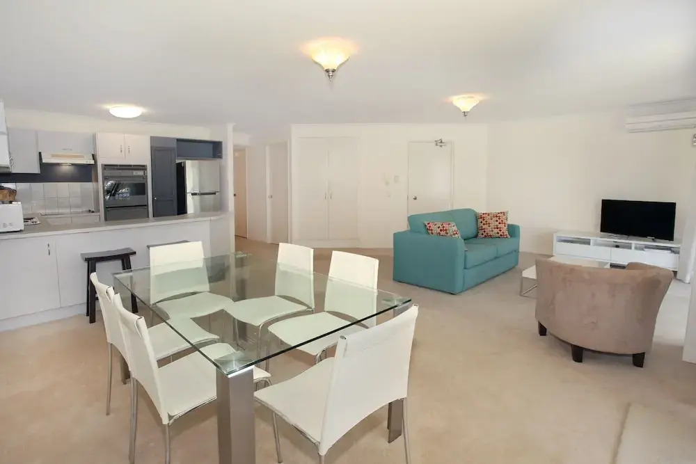 2 bedroom Apt on Parkyn Parade with pool and Air conditioning