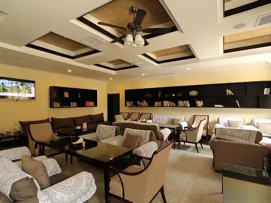 Yu Hill Hotel (Guilin Arctic Square)