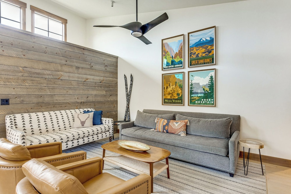 Mountain Views: Luxurious Grand Lake Escape!