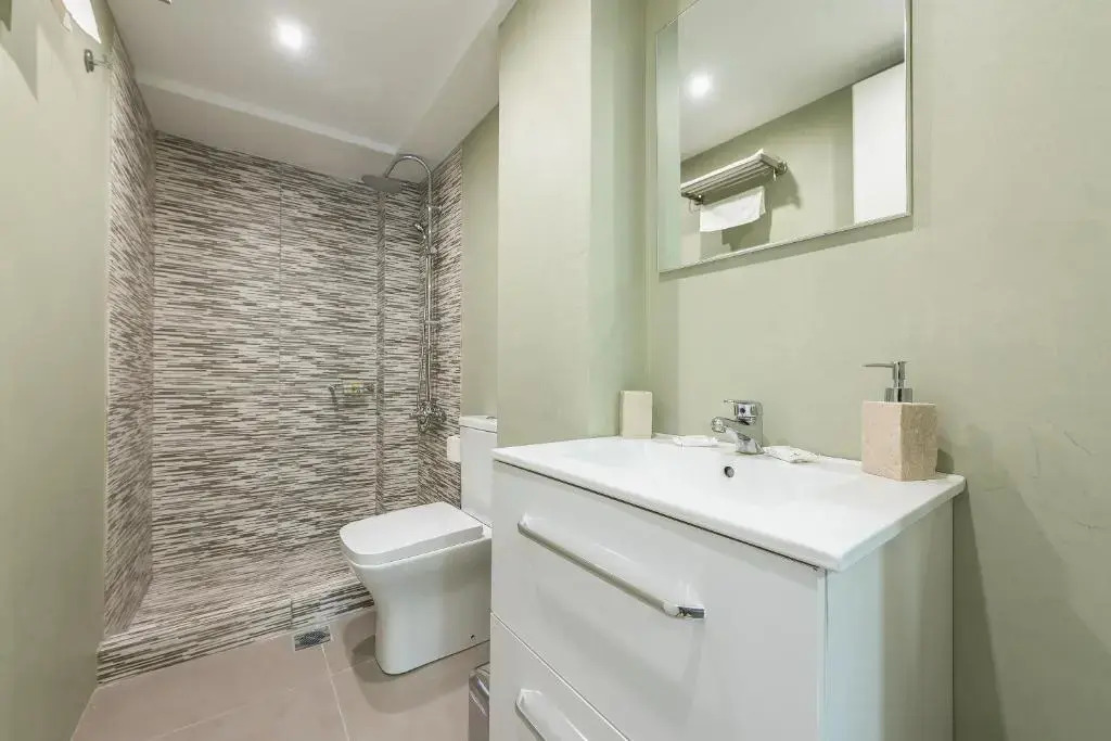 Central 3 bdrm apt for 12, Fresh Renovated!