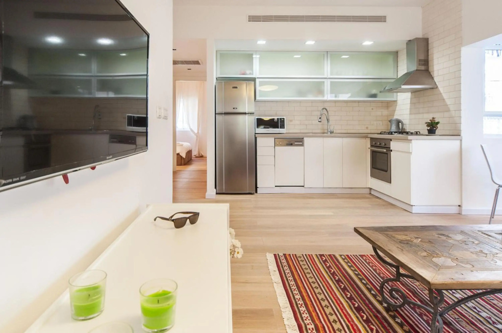 Bright 2 bedroom apartment in the heart of tel aviv by Sea N' Rent