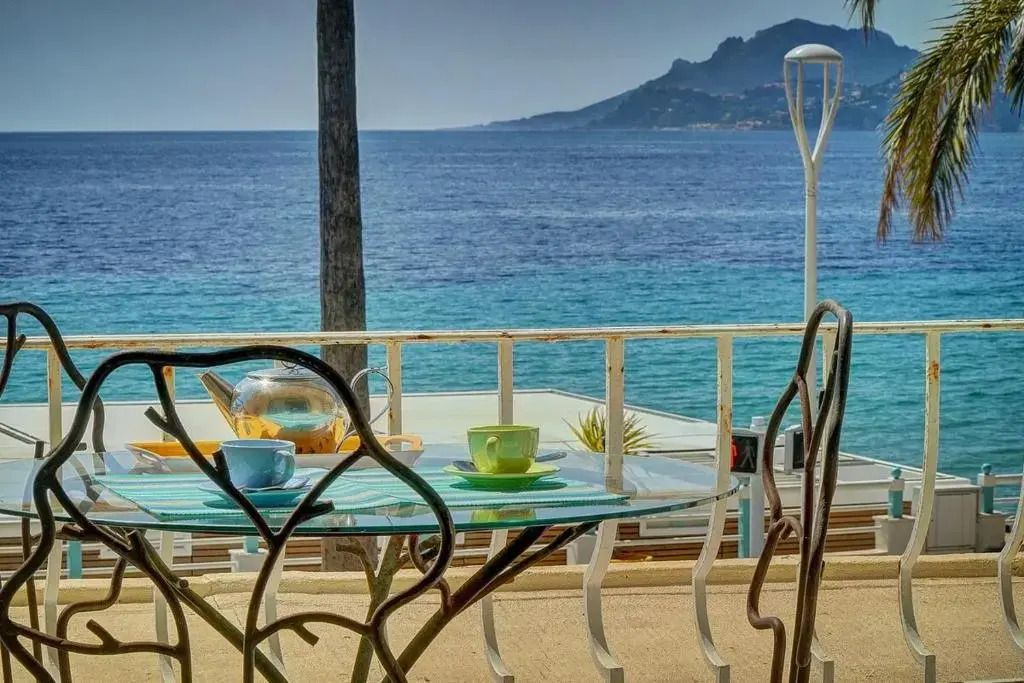 CHARMANT 2 PIECES AVEC TERRASSE VUE MER l! A1B120