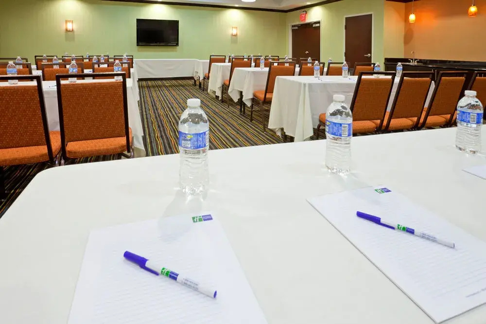 Holiday Inn Express & Suites Dallas W - I-30 Cockrell Hill