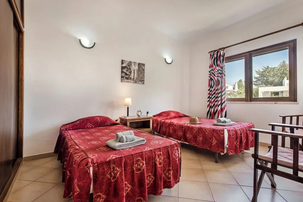 Exclusive Retreat in Vilamoura, Private Pool, Off-street Parking, Free AC & Wifi