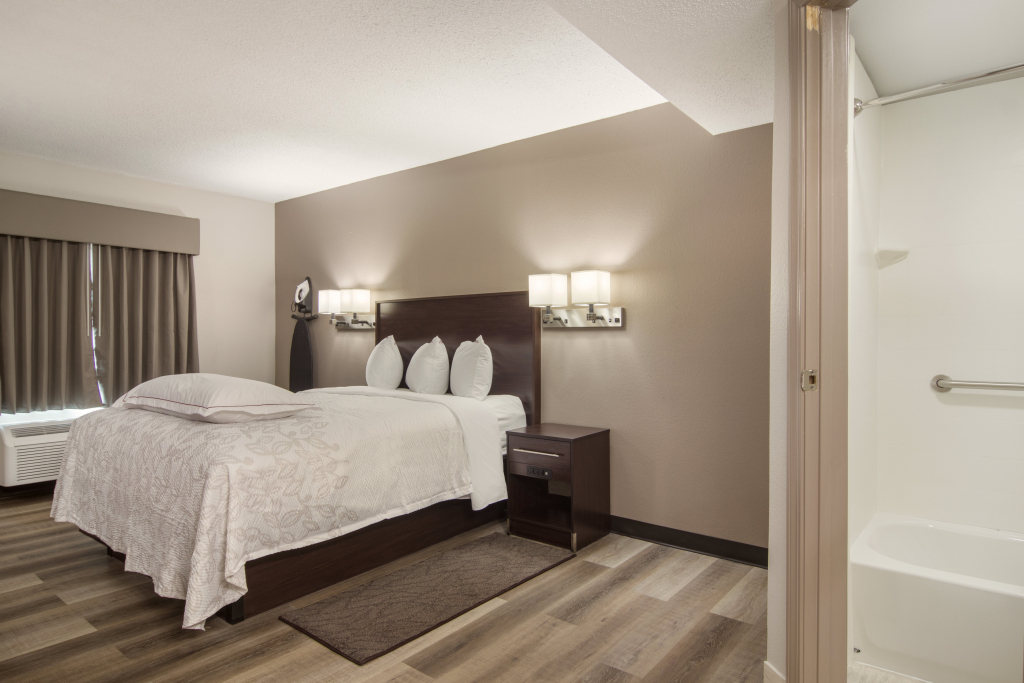 Red Roof Inn PLUS & Suites Erie