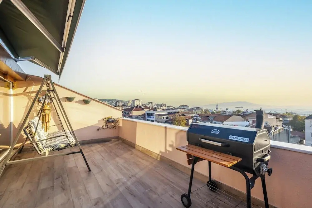 Sleek Flat Near Public Transportation in Maltepe
