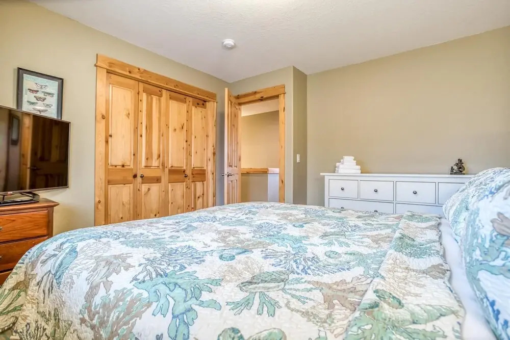 Gorgeous Kitchen and Fenced Backyard - Stunning Coastal Haven