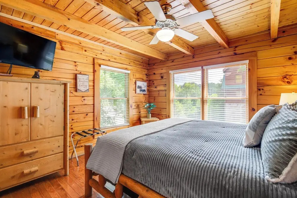 Pigeon Forge Cabin: Premier Location & Hot Tub