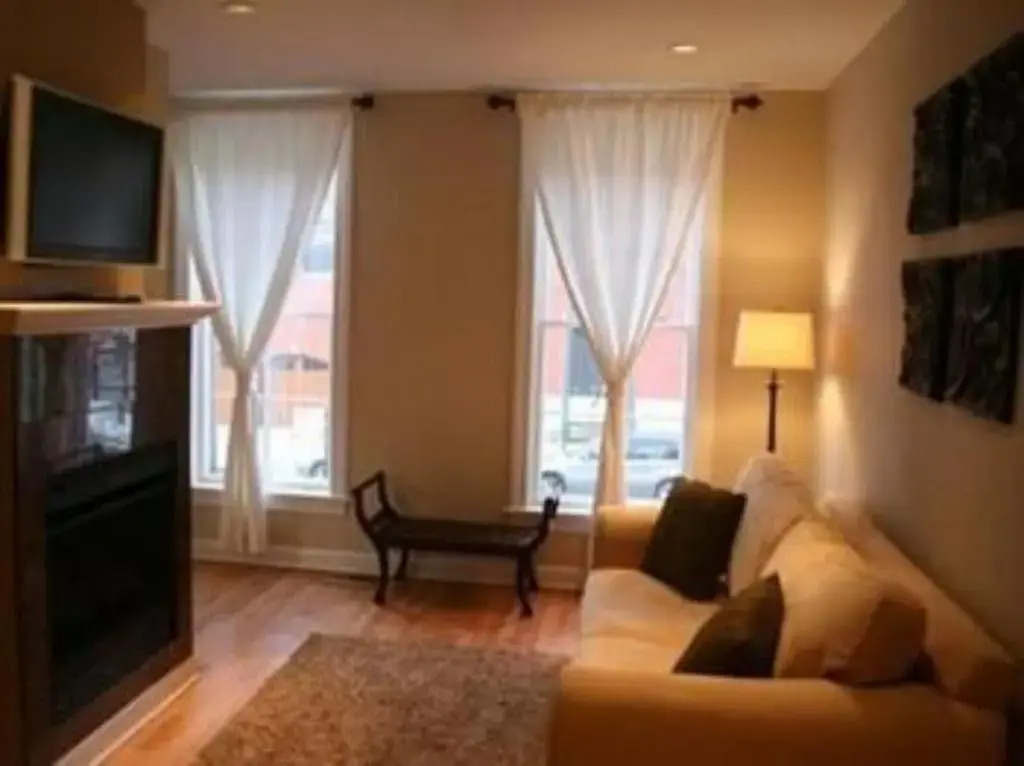 The Roscoe Village Guesthouse