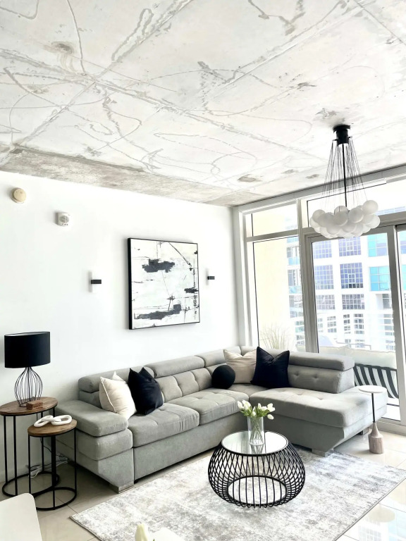 City Condo - In Midtown with pool and parking