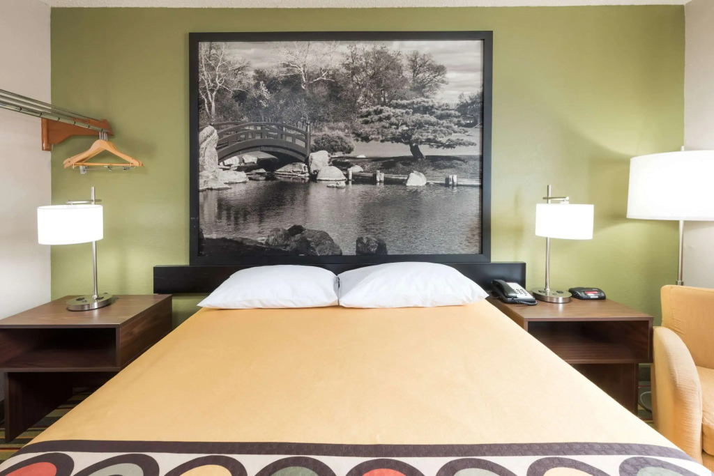 Super 8 by Wyndham Bloomington Normal