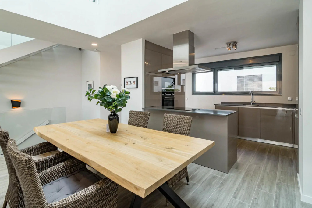 LMT46- Spacious townhouse modern style