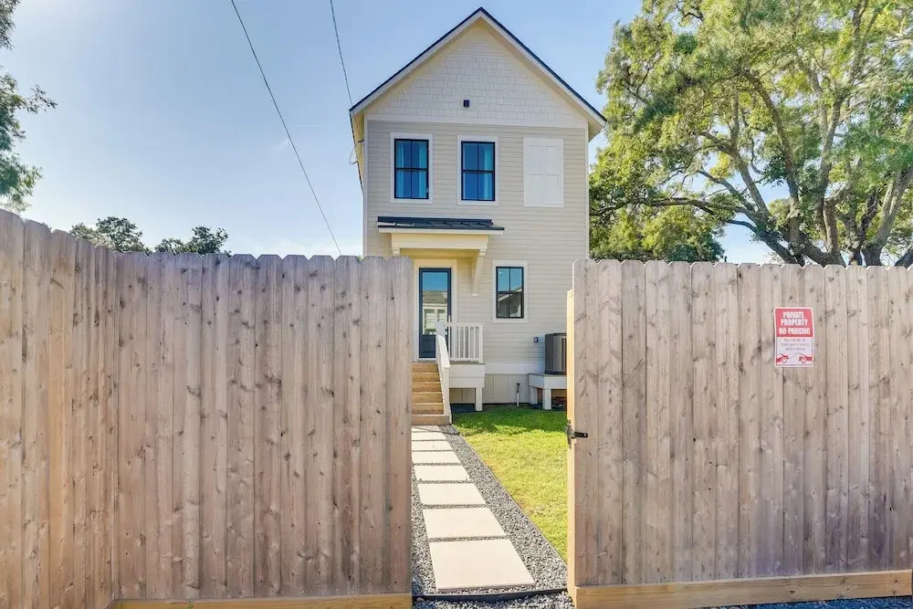 1 Mi to Ocean! Galveston Getaway w/ 2 Balconies