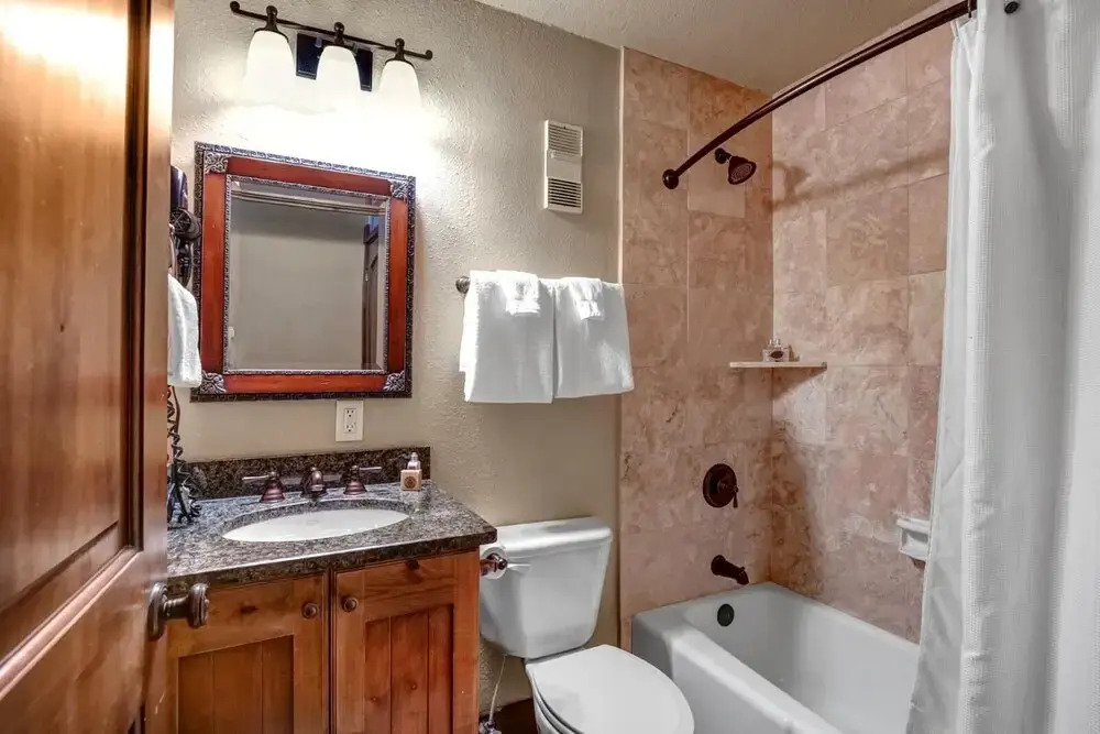 K B M Resorts- Cbi-202 Upgraded 1bd, Wood Fireplace, Full Kitchen, Wifi, Walk to Slopes!
