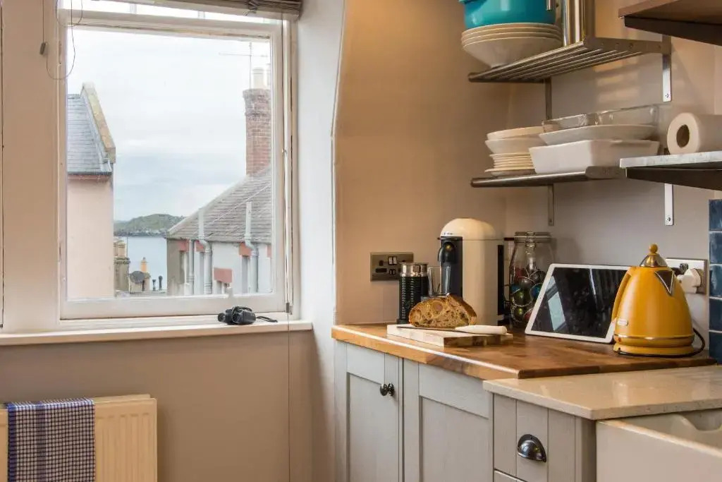 Bright 2 bed apartment North Berwick High Street