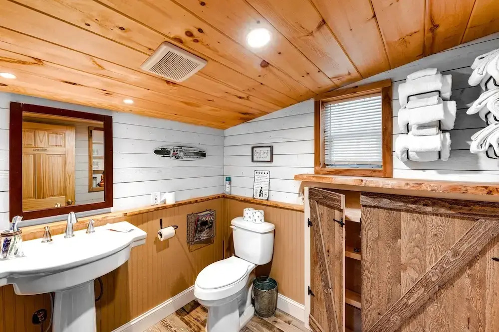Lovely Maine Cabin w/ Deck, Gas Grill & Fire Pit!