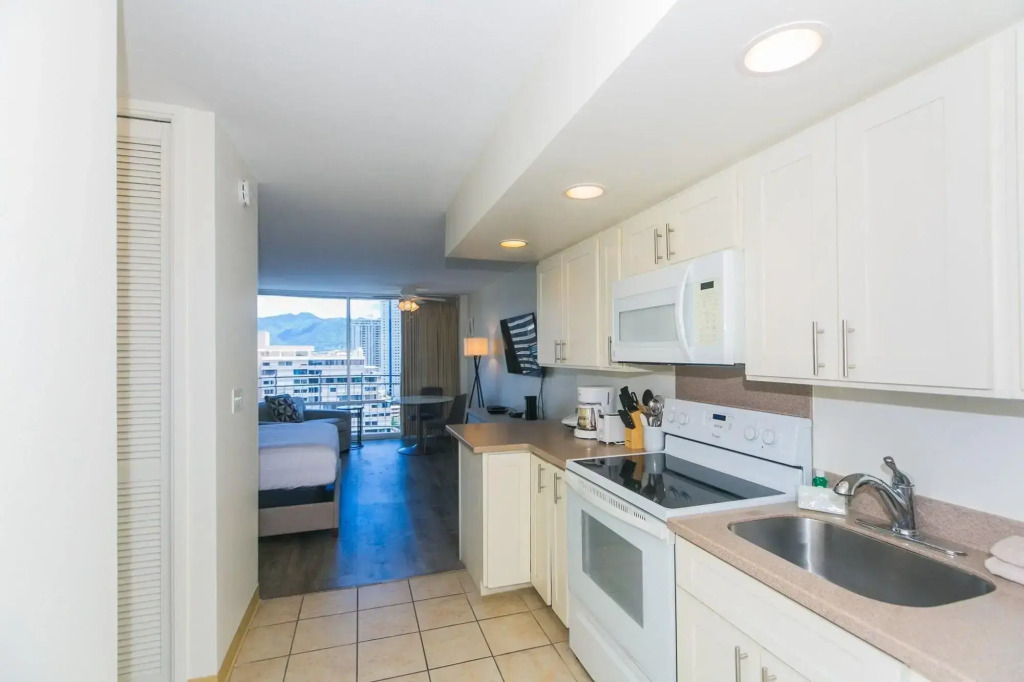 Ilikai Marina 1783 Condo - One Bedroom, Full Kitchen & Free Wifi by RedAwning