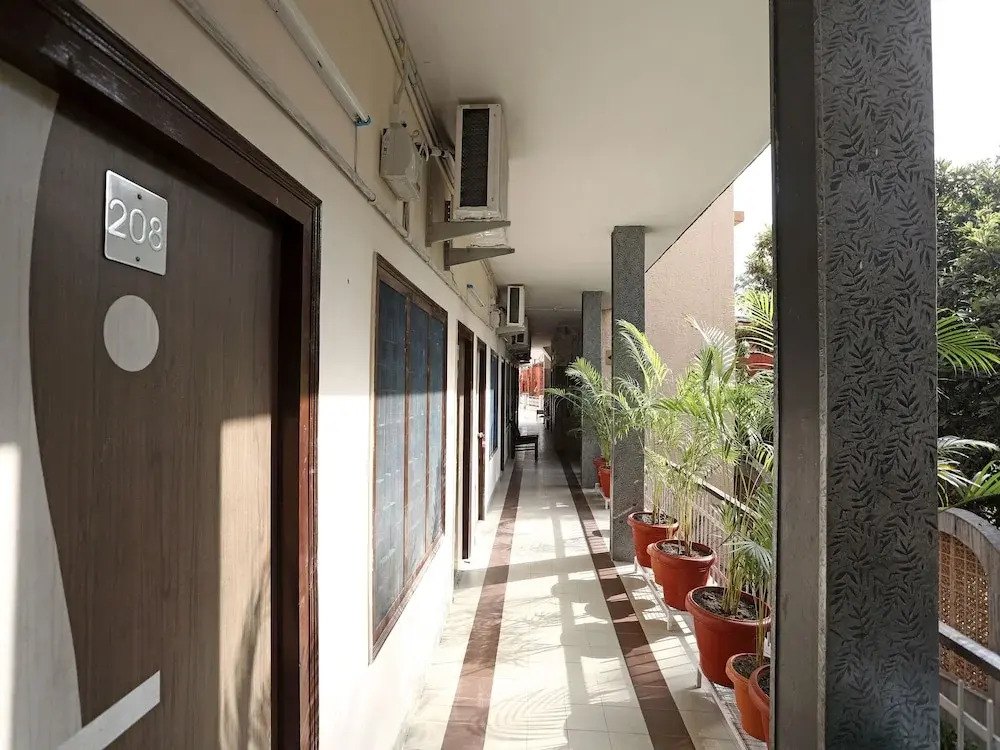 OYO 11937 Hotel Meedo