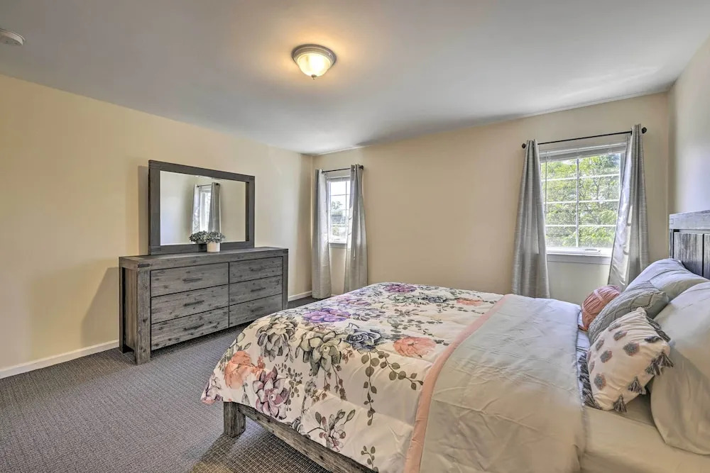 Glen Cove Home: Walk to Boardwalk + Dining!