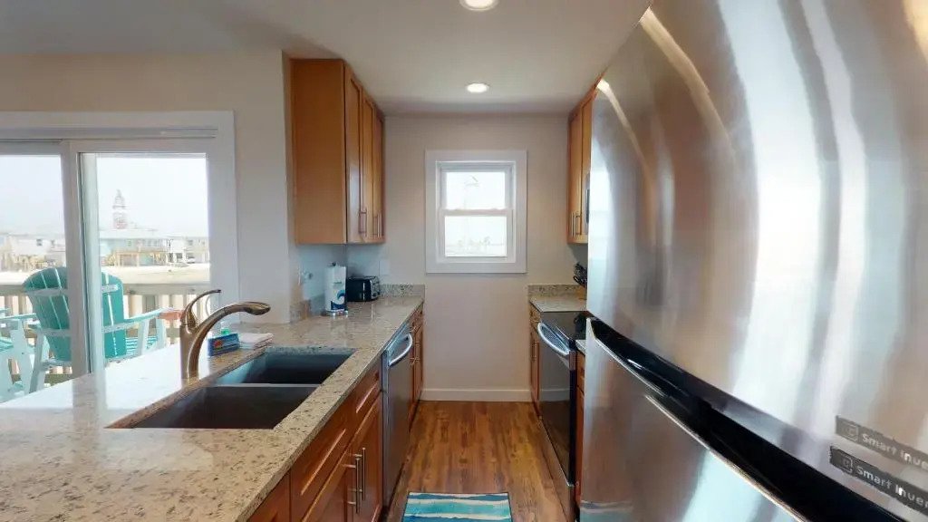 AH-G224 Remodeled Second Floor Condo, Shared Pool & Hot Tub, Near Marina