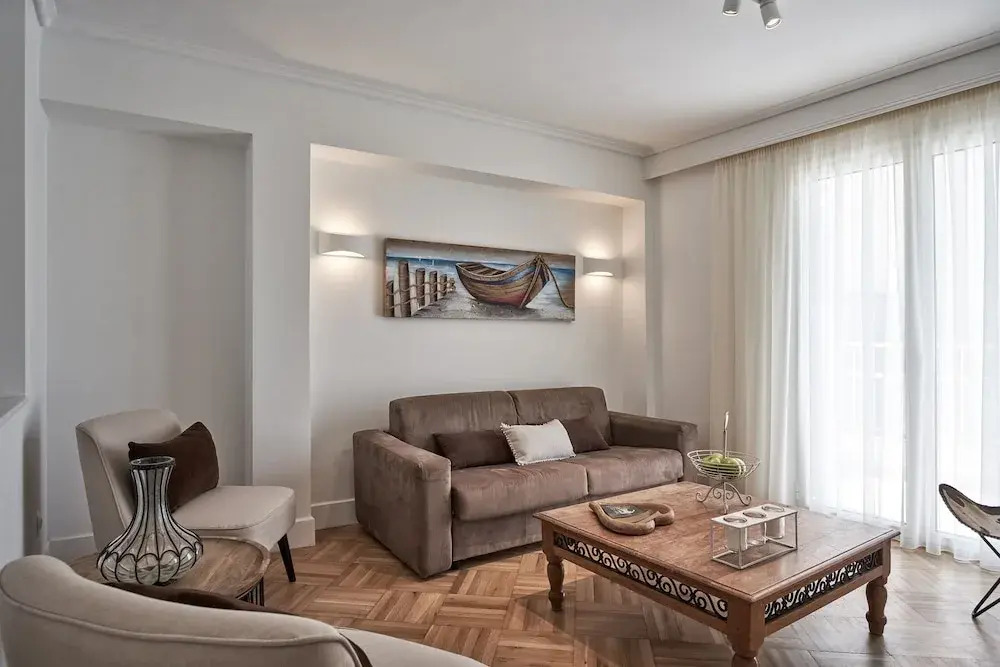 Marvelous n Bright Apartment next to Megaro Mousikis