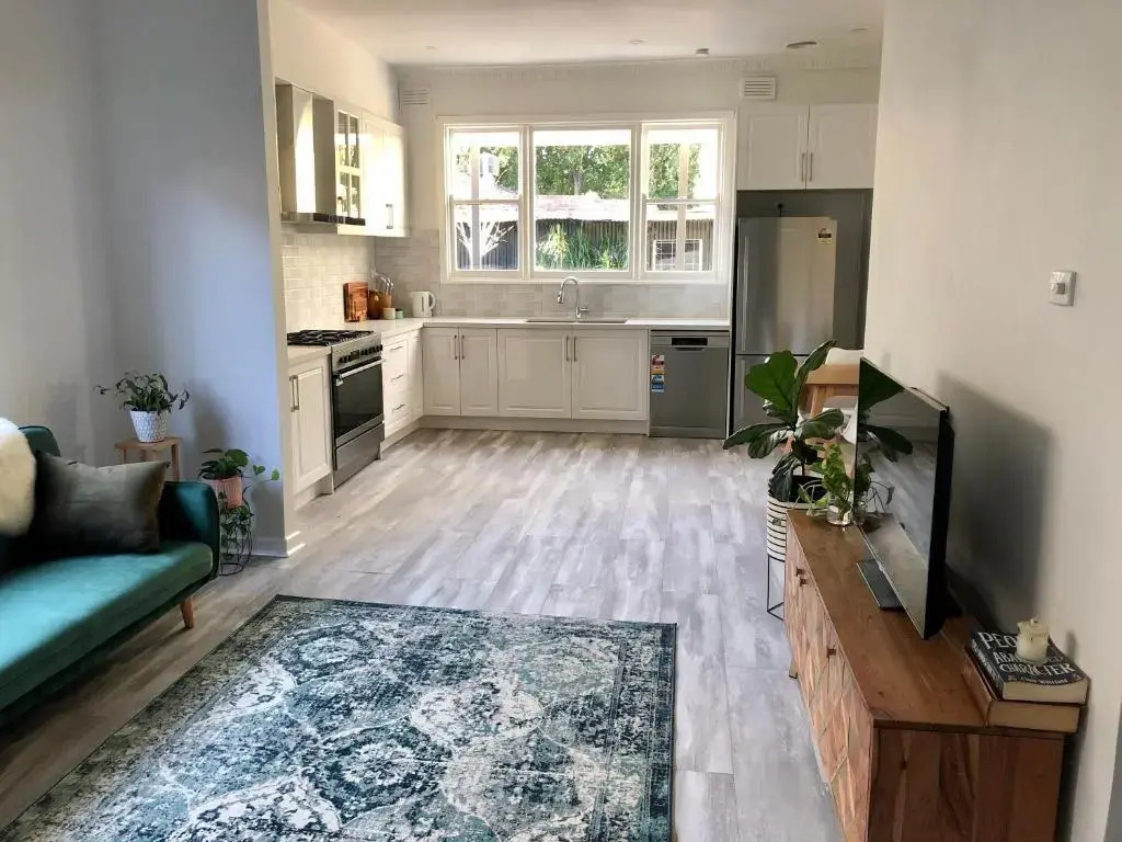 Stylish 3 bedroom house - Close to parks, bars & cafes - Free parking