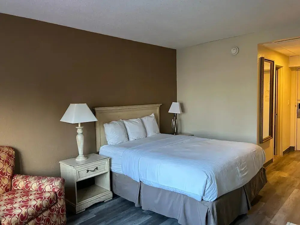 Hilltop Inn & Suites