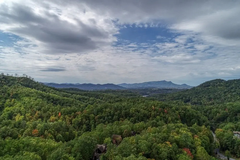 An Amazing View - 4 Bedrooms, 3.5 Baths, Sleeps 10 Cabin by RedAwning