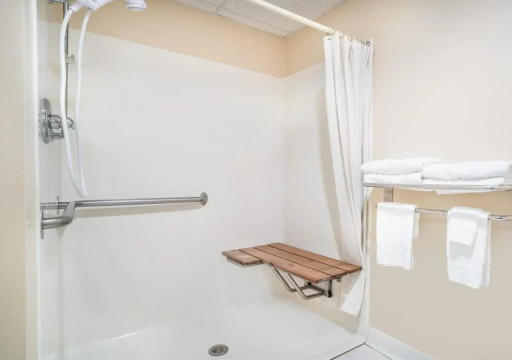 DUTCH INN AND SUITES