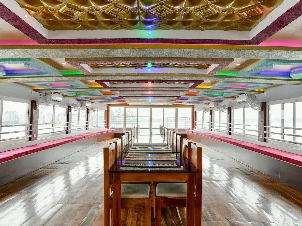 Oyo 24290 Houseboat Anugraha Deluxe