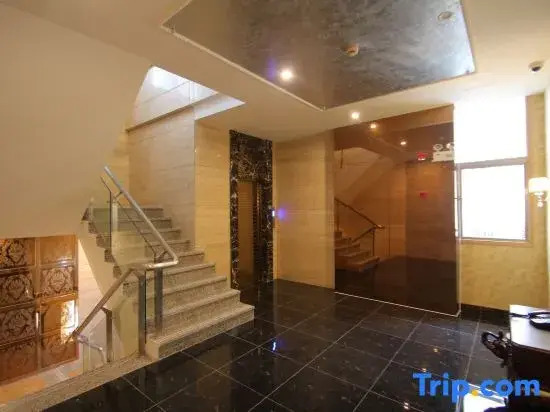 Qingzhu Xinrenren Hotel (Shanghai Pengpu Xincun Subway Station)