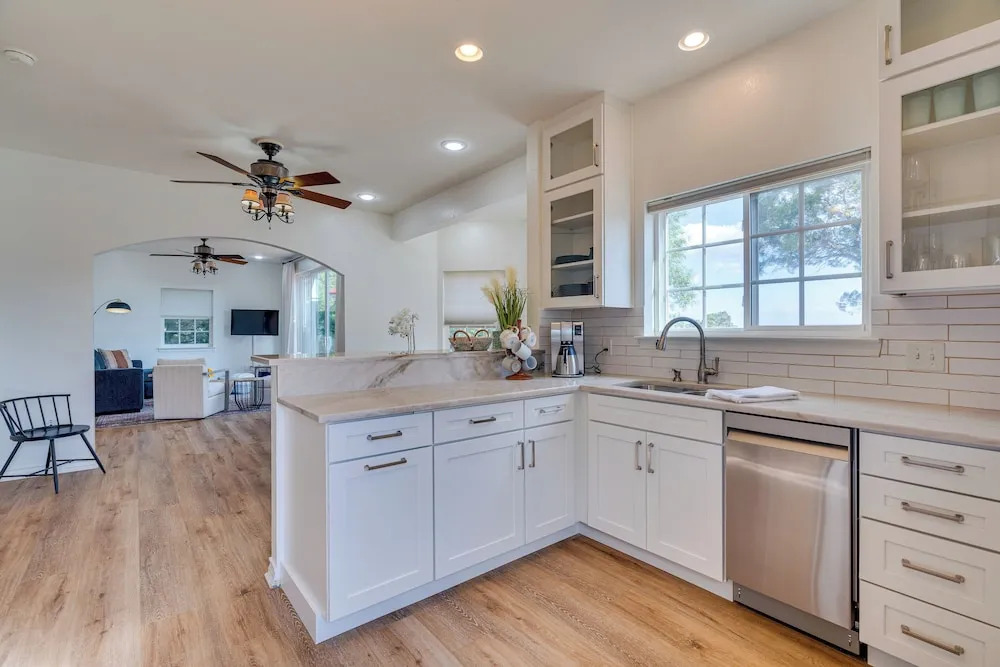 Jonestown Retreat w/ Deck: 6 Mi to Lake Travis!
