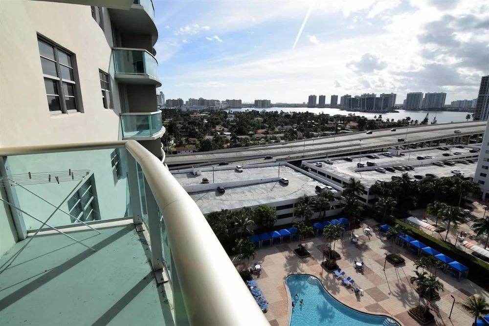 Spectacular 1 Bed 1.5 Baths In Ocean Reserve! Unit 1210