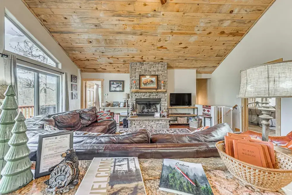 Ruidoso Cabin w/ Hot Tub, 2 Mi to Grindstone Lake!