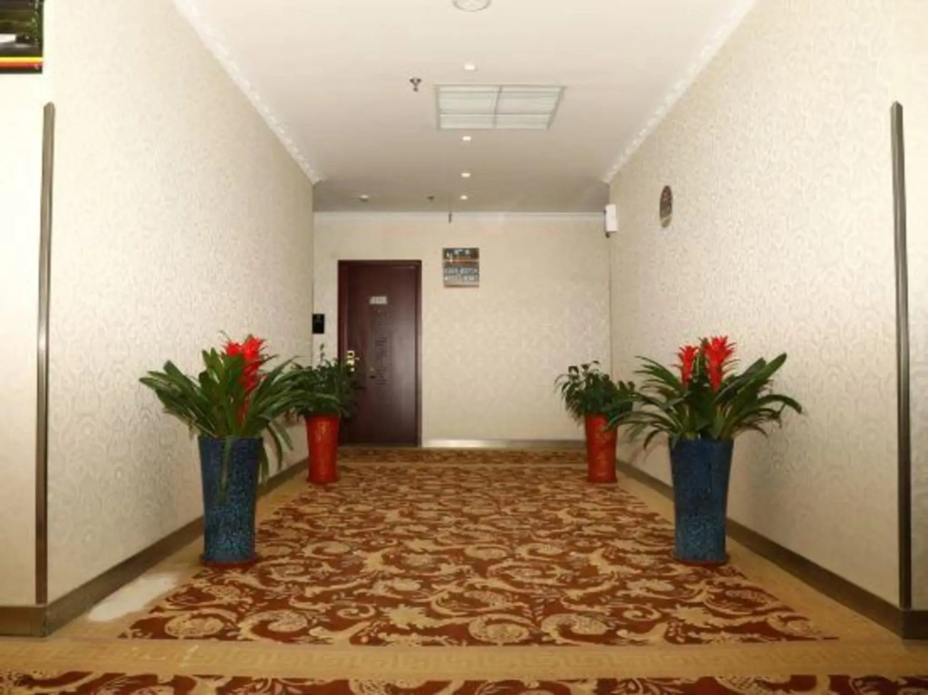 Super 8 Hotel (Shanghai Huyi Highway Shanghai University)