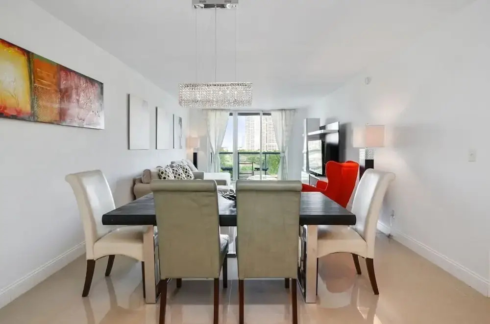 1 Bedroom +den Bay View Or620