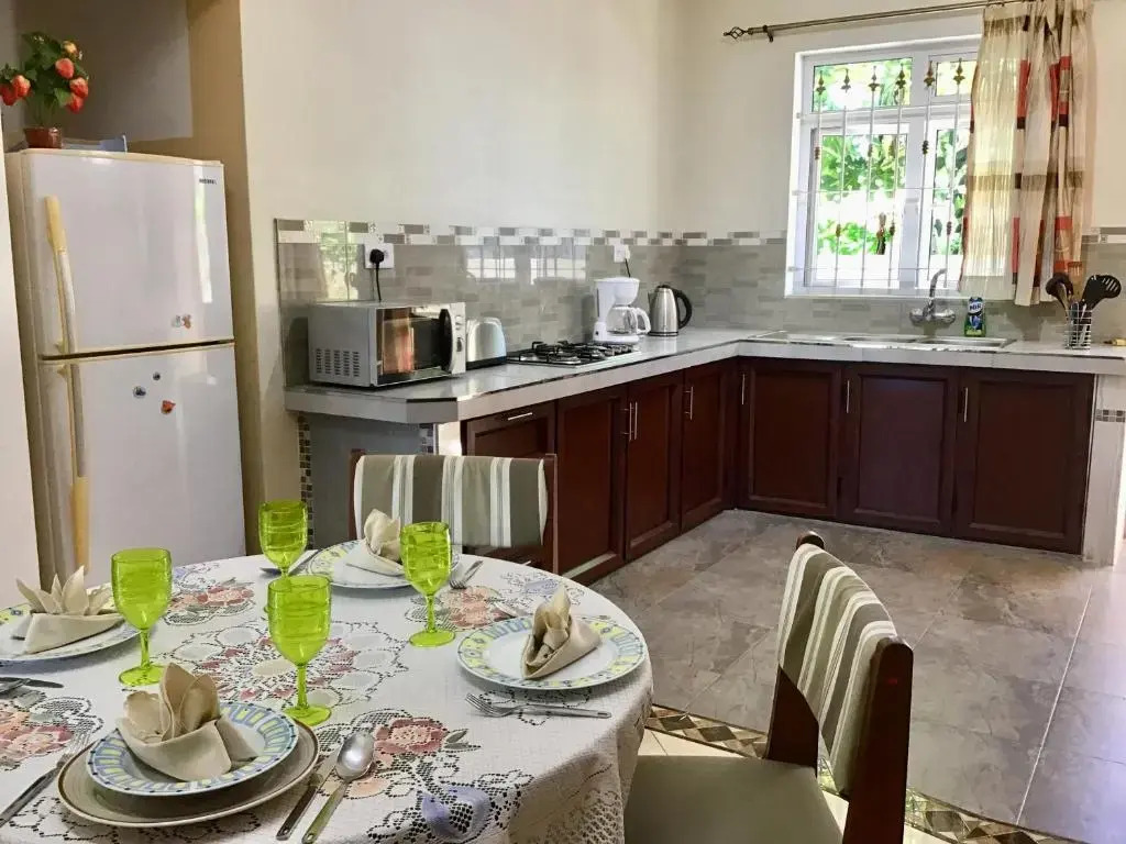 Cardamon Villa is a 2 bedroom with 1 bathroom and seperate toilet detached house with AC and swimming pool , 5 minutes walk from Flic en Flac public beach