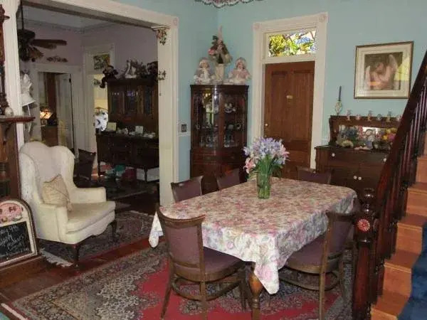 Robin's Nest Inn