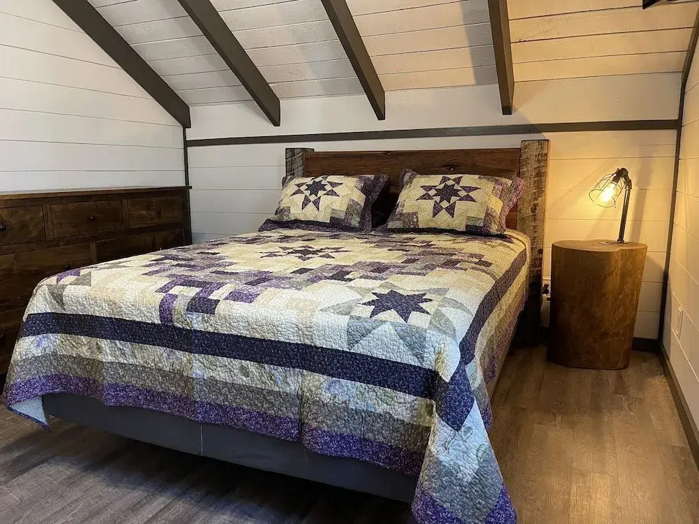 Bigfoots Hideaway 1 Bedroom Cabin by RedAwning