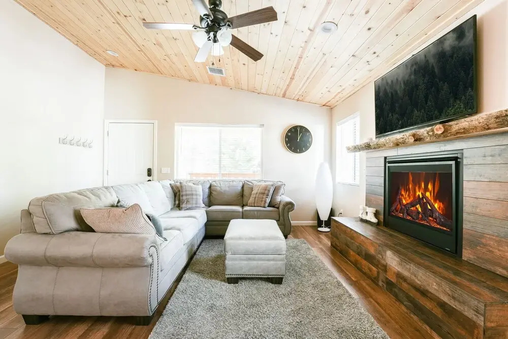 14 - Cedar Crest 3 Bedroom Home by Redawning