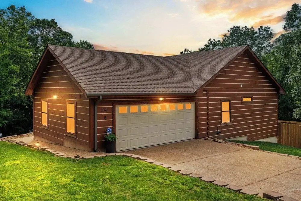 Teals Treasure Secluded Lakeside Cabin for 8!