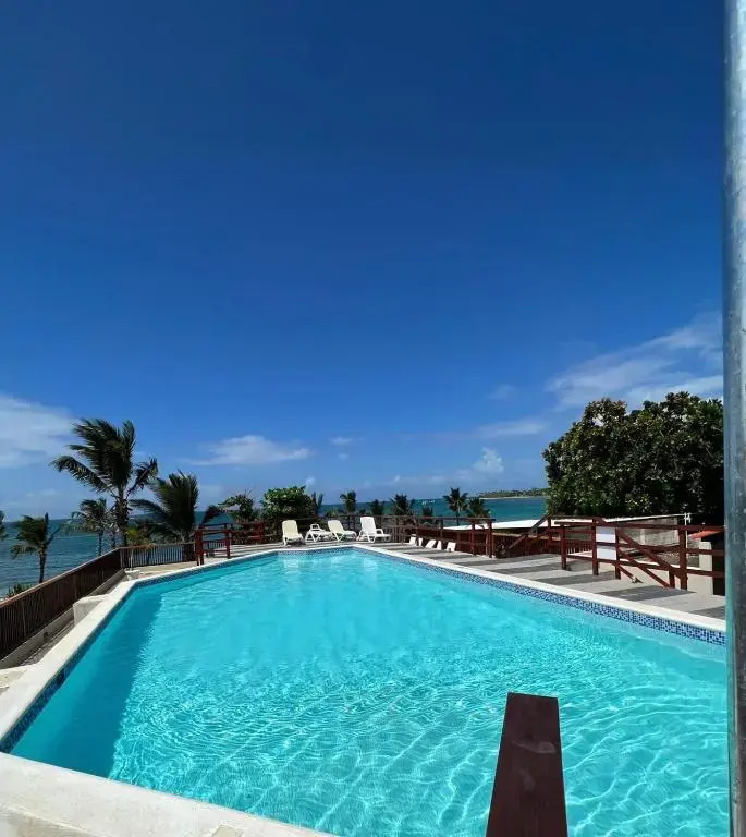 Lovely Beachfront 2 bedrooms condo with 2 pools