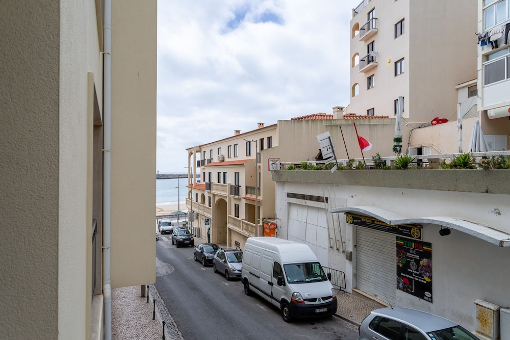 Sesimbra Beach Apartment by GT House