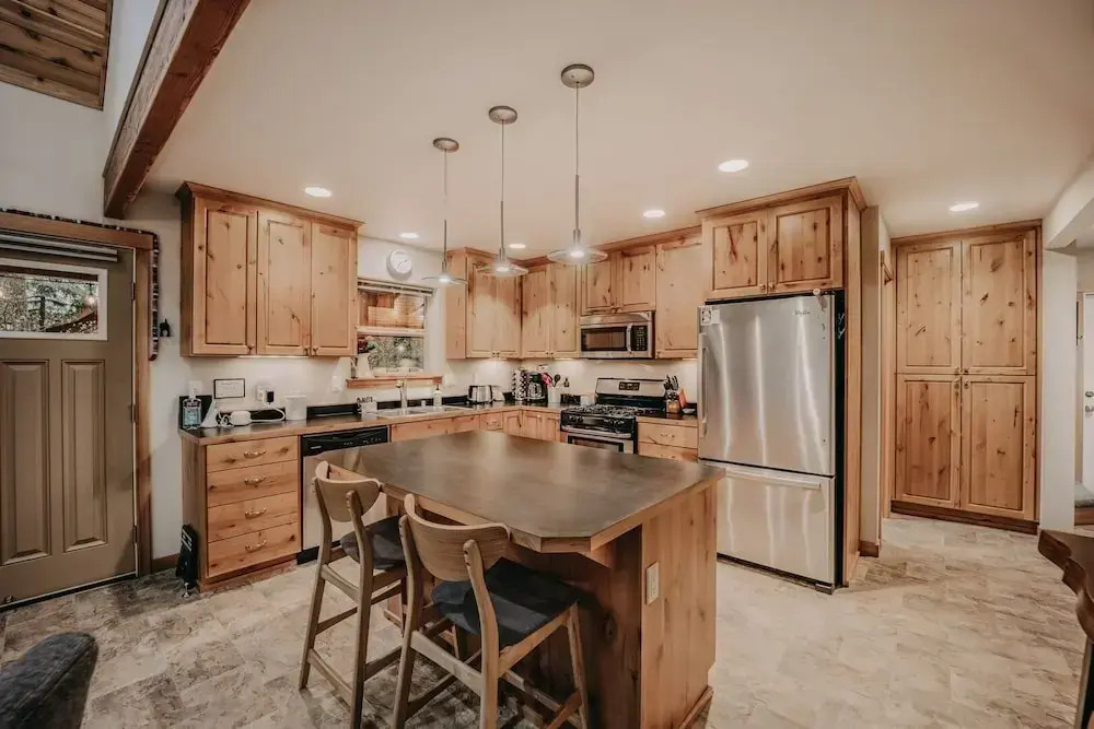 52gs - Hot Tub - Wifi - Pets Ok - Wood Stove - Sleeps 6 2 Bedroom Home by RedAwning